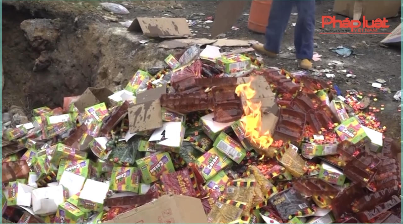 Lào Cai: Tiêu hủy hàng nghìn sản phẩm kẹo, bánh các loại không rõ nguồn gốc xuất xứ