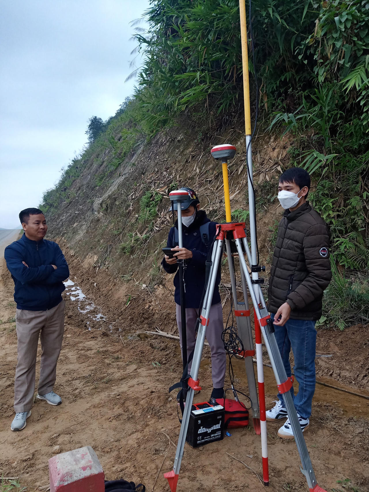 Lý giải hiện tượng xe ô tô tự lùi lên dốc tại huyện Văn Bàn Lào Cai