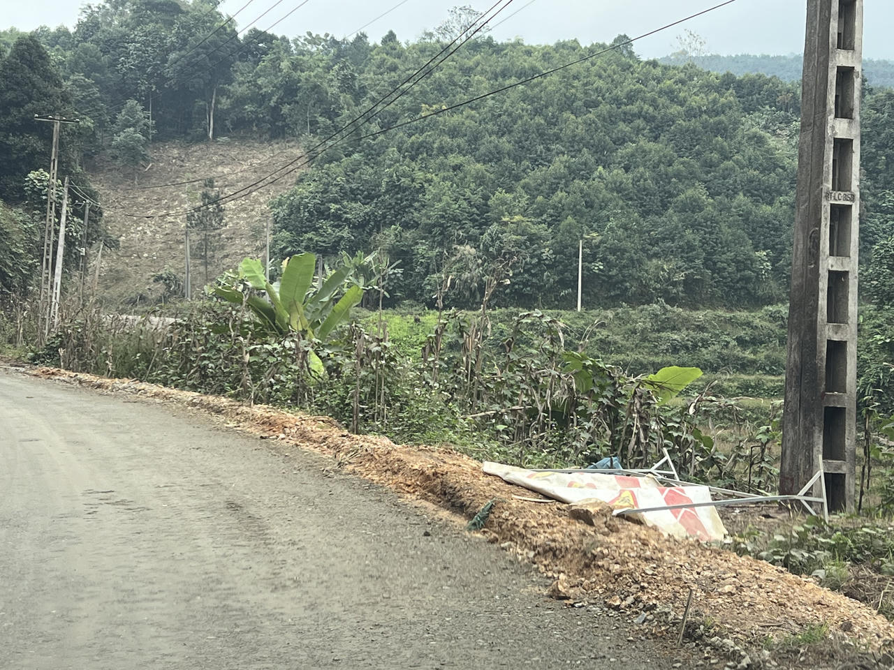 Bàng hoàng cảnh xe lu lùi đè nát xe máy đang lưu thông