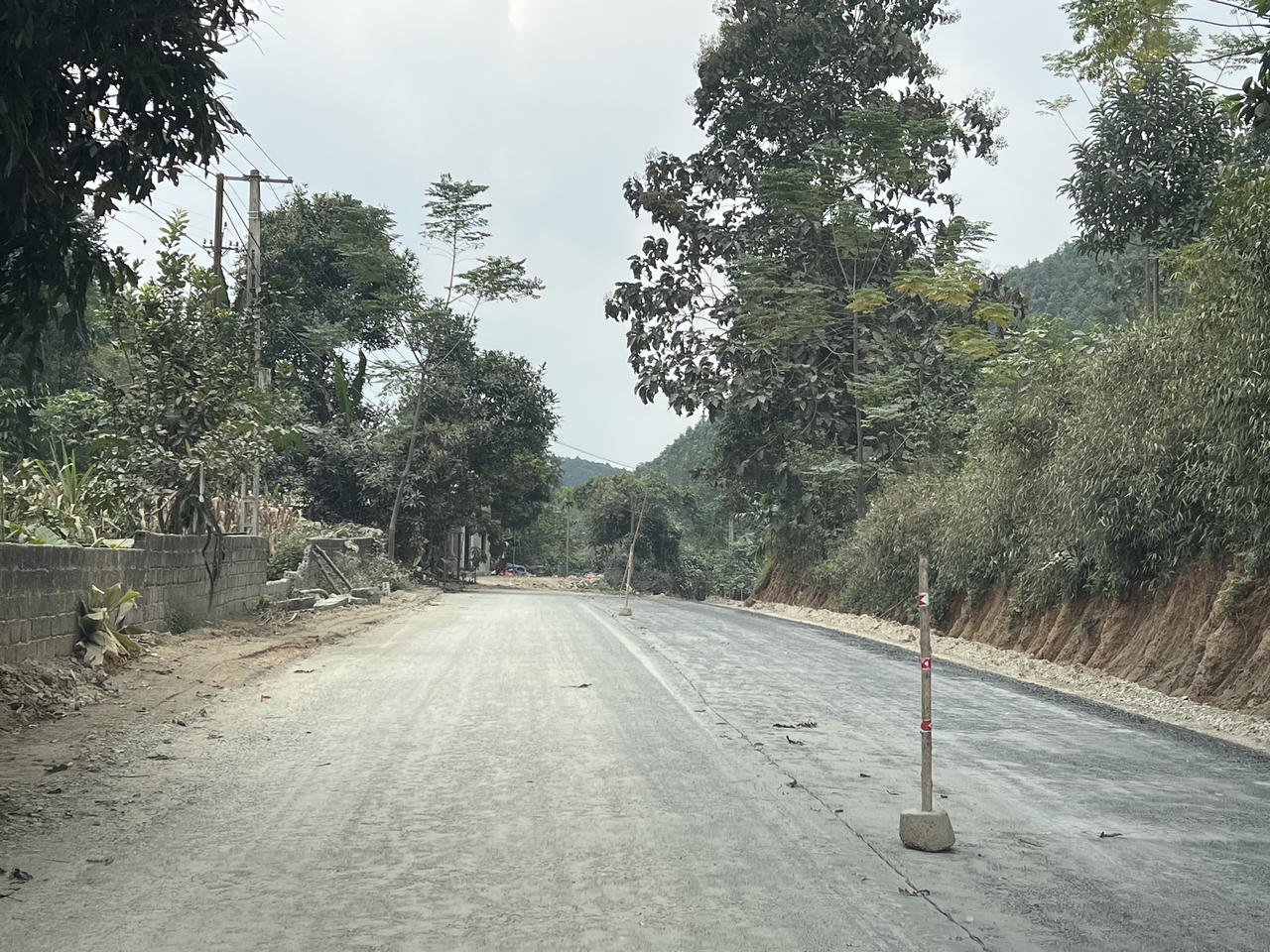 Bàng hoàng cảnh xe lu lùi đè nát xe máy đang lưu thông