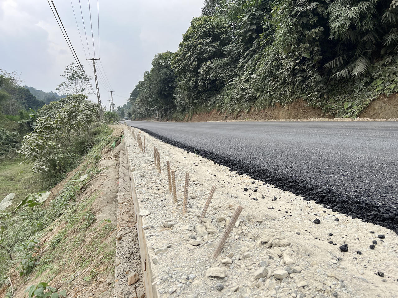Bàng hoàng cảnh xe lu lùi đè nát xe máy đang lưu thông