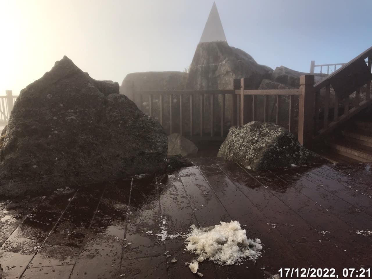 Xuất hiện băng giá trên đỉnh Fansipan