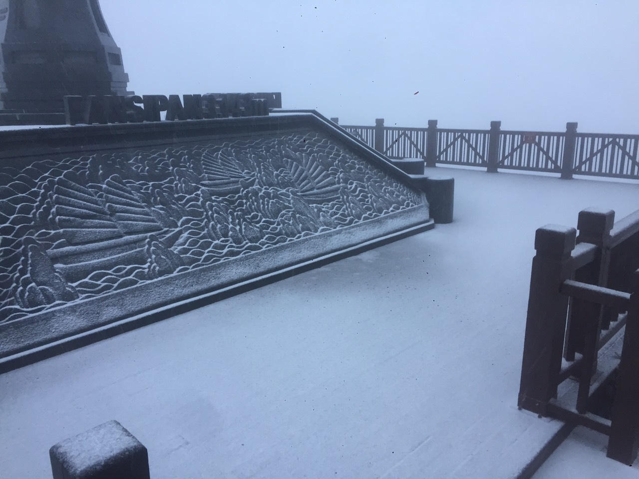 Tuyết rơi phủ kín nóc nhà Đông Dương