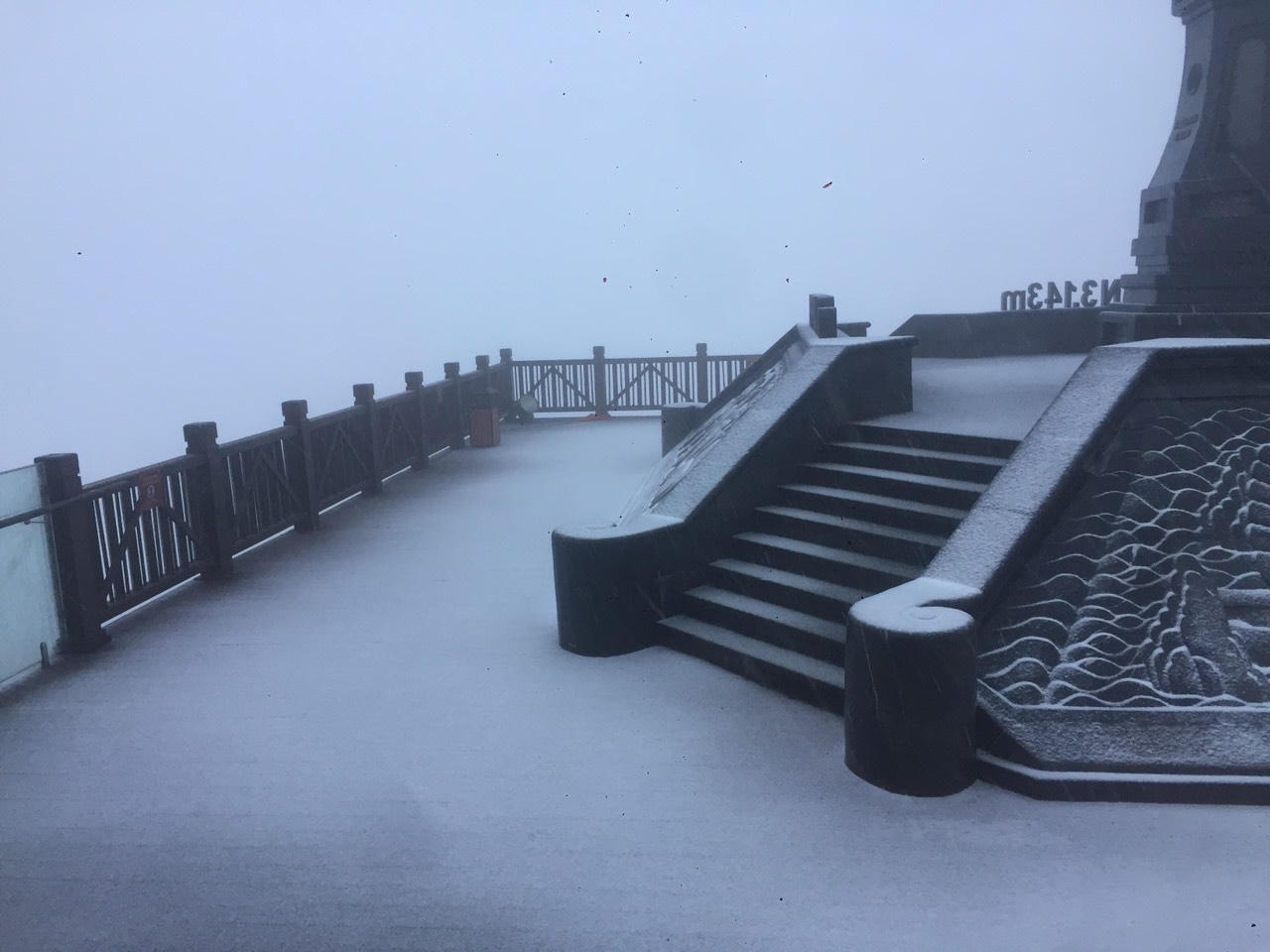 Tuyết rơi phủ kín nóc nhà Đông Dương