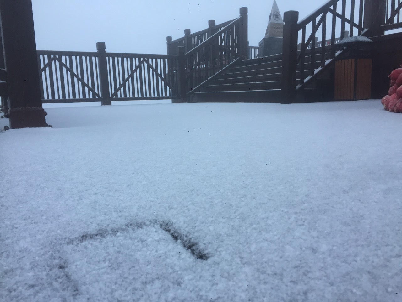 Tuyết rơi phủ kín nóc nhà Đông Dương