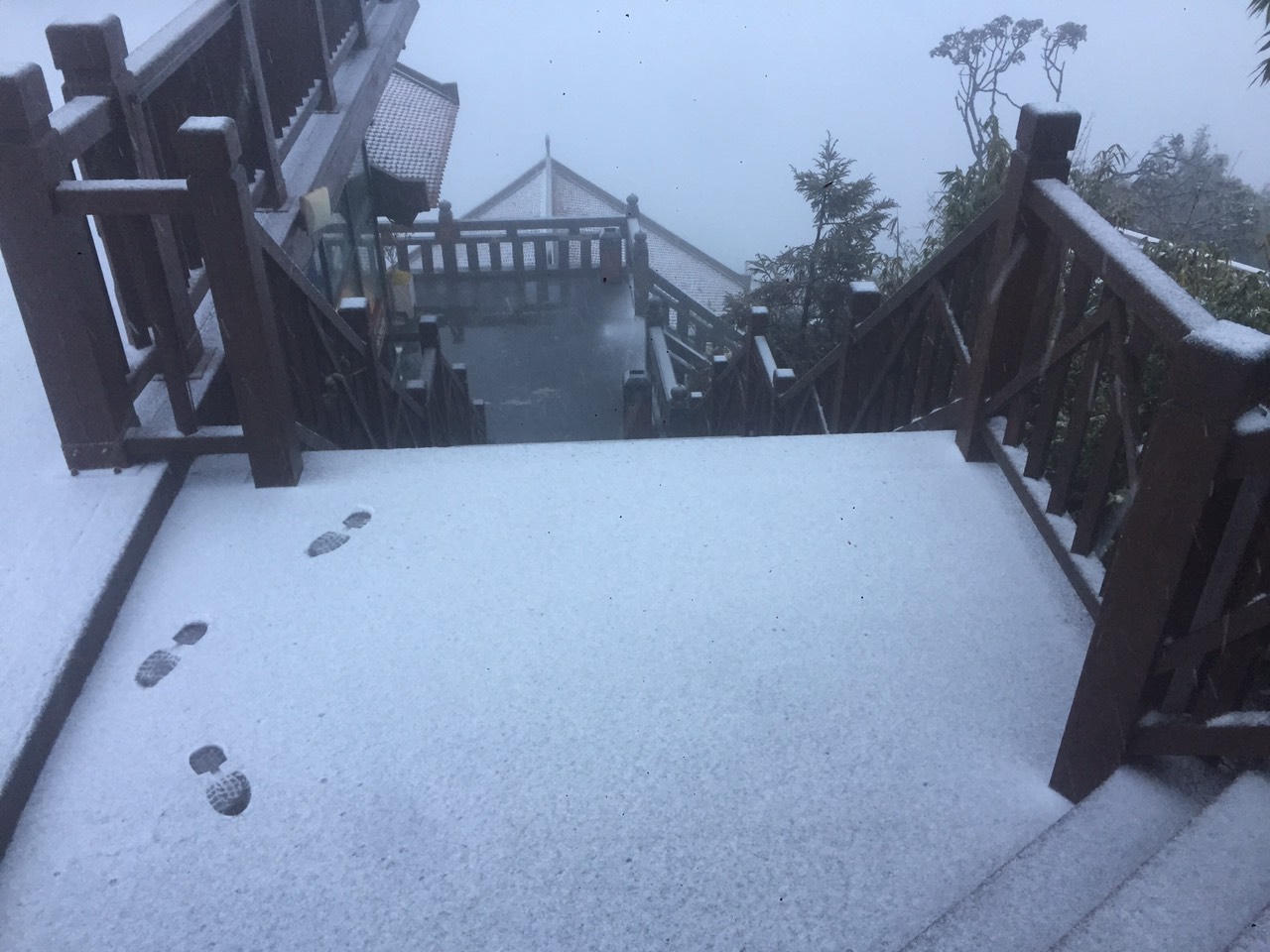 Tuyết rơi phủ kín nóc nhà Đông Dương