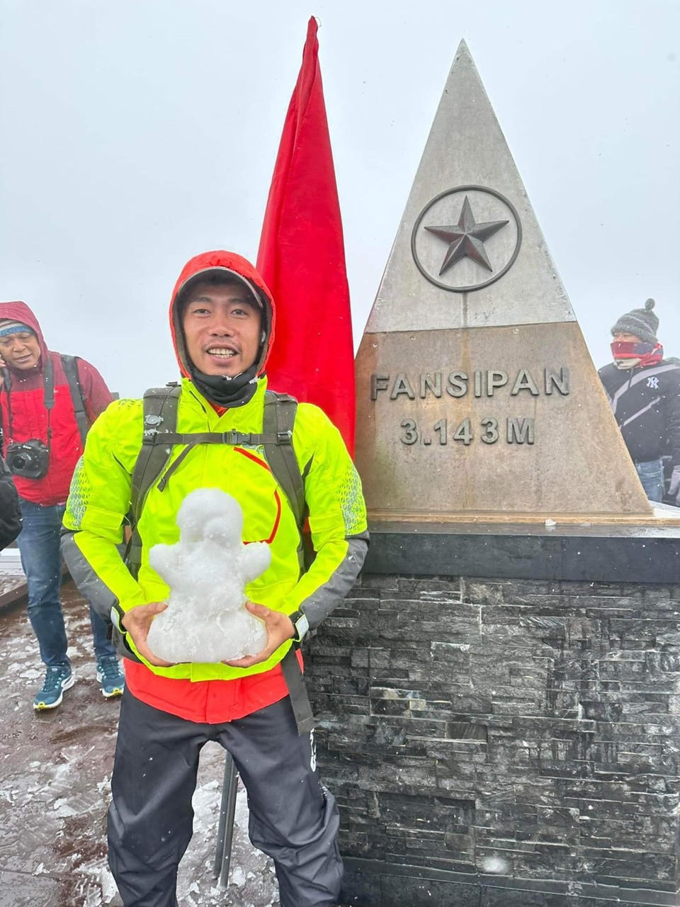 Sa Pa 'hút khách' nhờ mưa tuyết