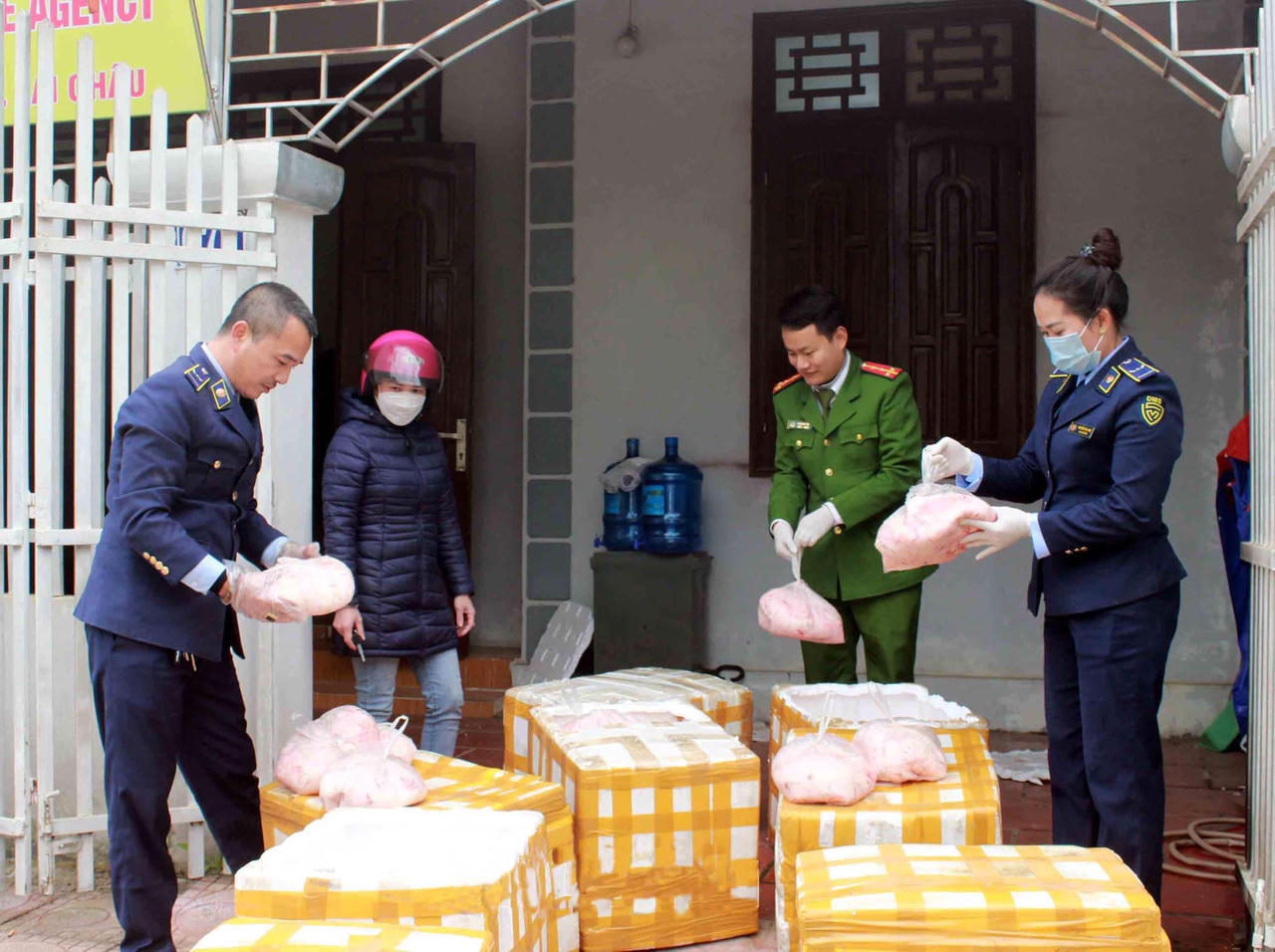 Tiêu hủy gần 500kg mỡ động vật không rõ nguồn gốc