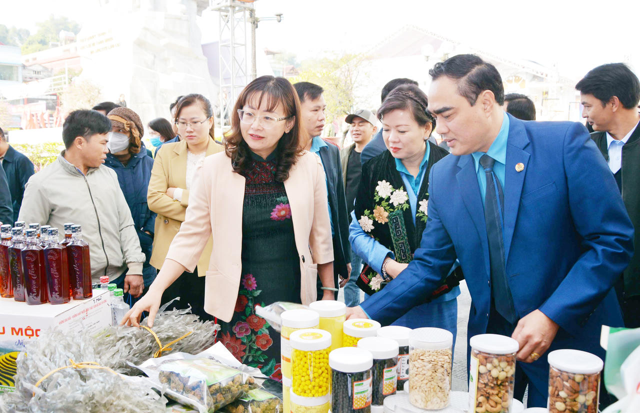 Khai mạc “Chợ Tết Công đoàn” năm 2023 tại Lào Cai