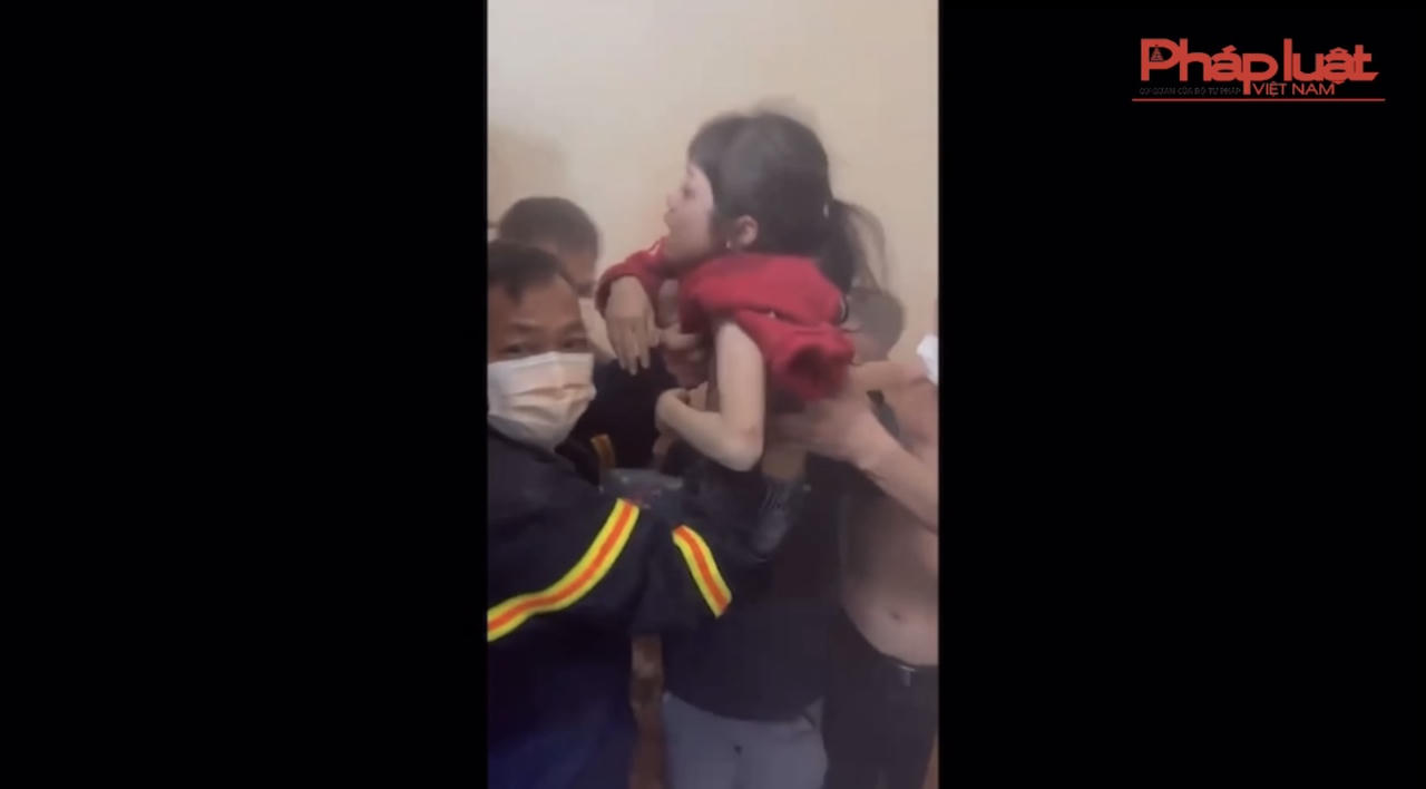 Giải cứu thành công cháu bé kẹt giữa 2 nhà xây