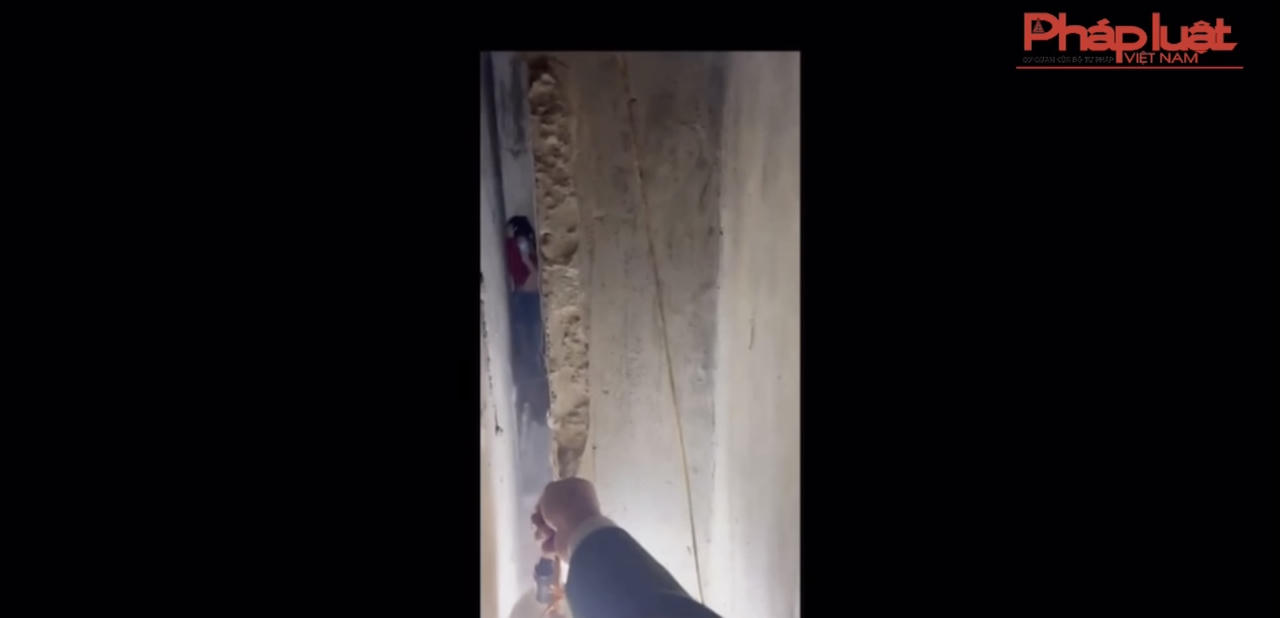 Giải cứu thành công cháu bé kẹt giữa 2 nhà xây