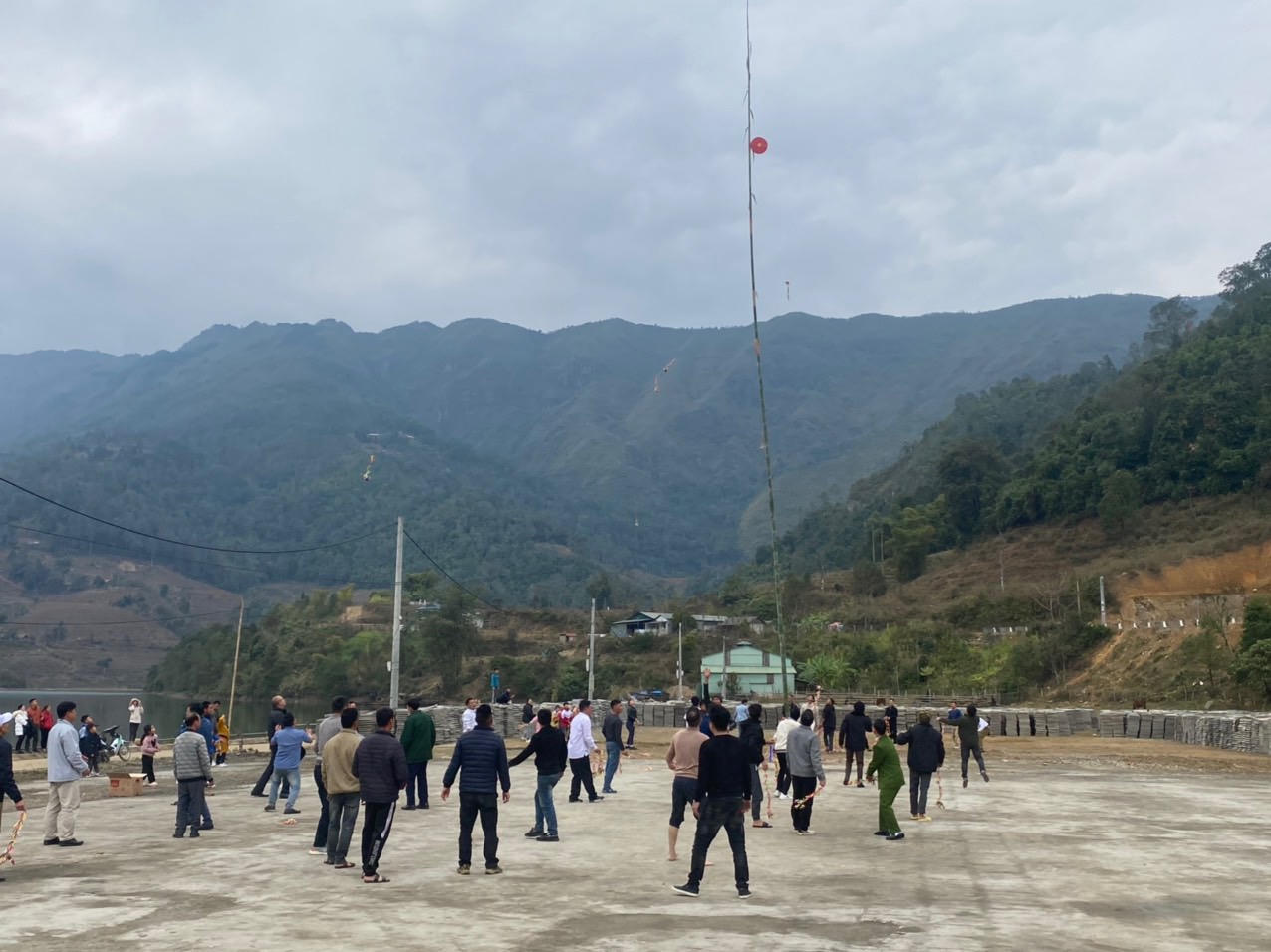 Tưng bừng lễ hội ném còn của người Giáy ở Mường hum 