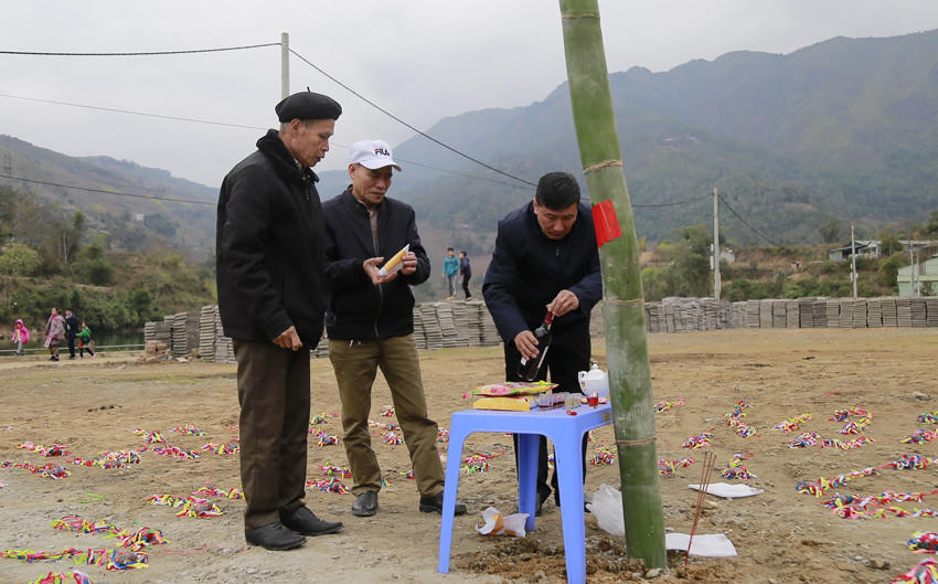 Tưng bừng lễ hội ném còn của người Giáy ở Mường hum 
