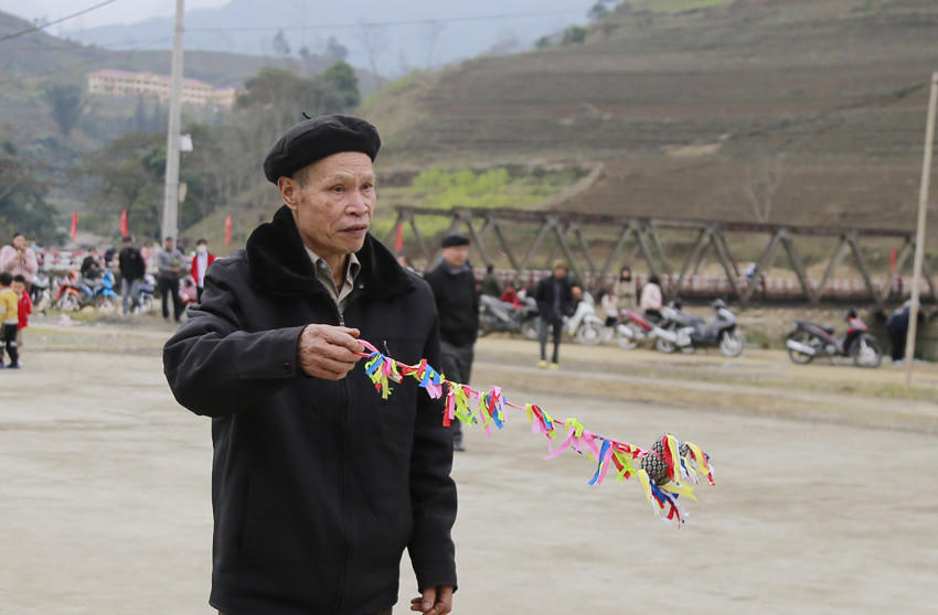 Tưng bừng lễ hội ném còn của người Giáy ở Mường hum 