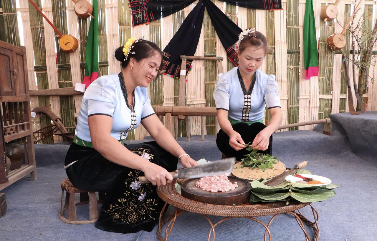 Xuân về bản Thái