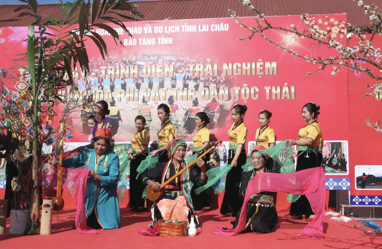 Xuân về bản Thái