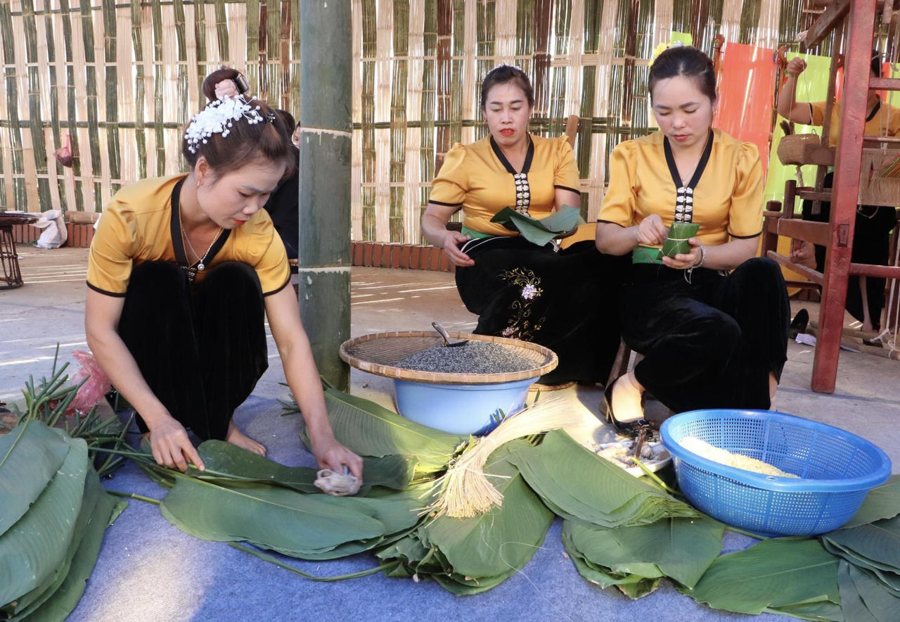 Xuân về bản Thái