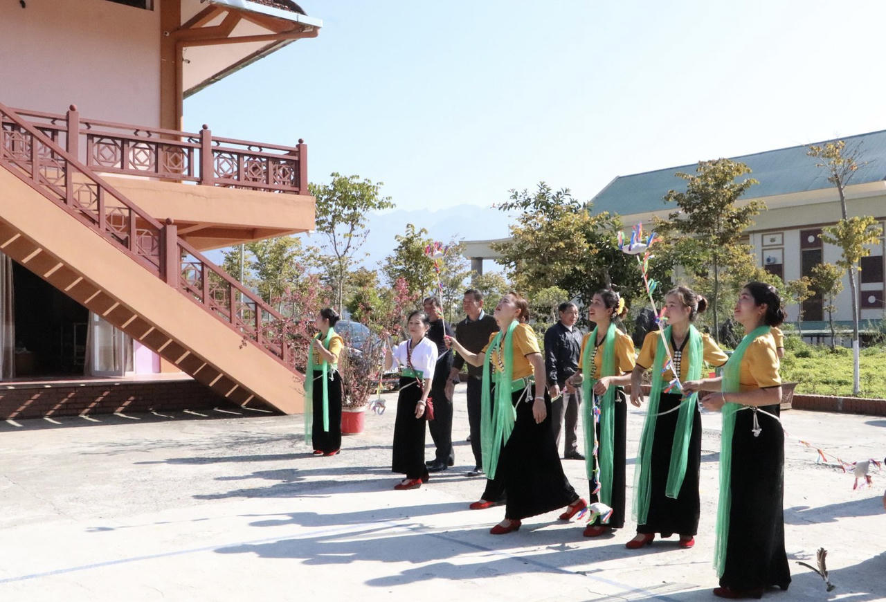 Xuân về bản Thái