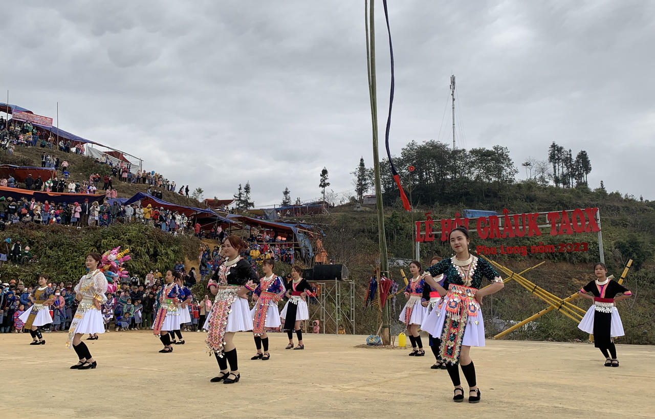 Người dân nô nức dự Lễ hội Gầu Tào