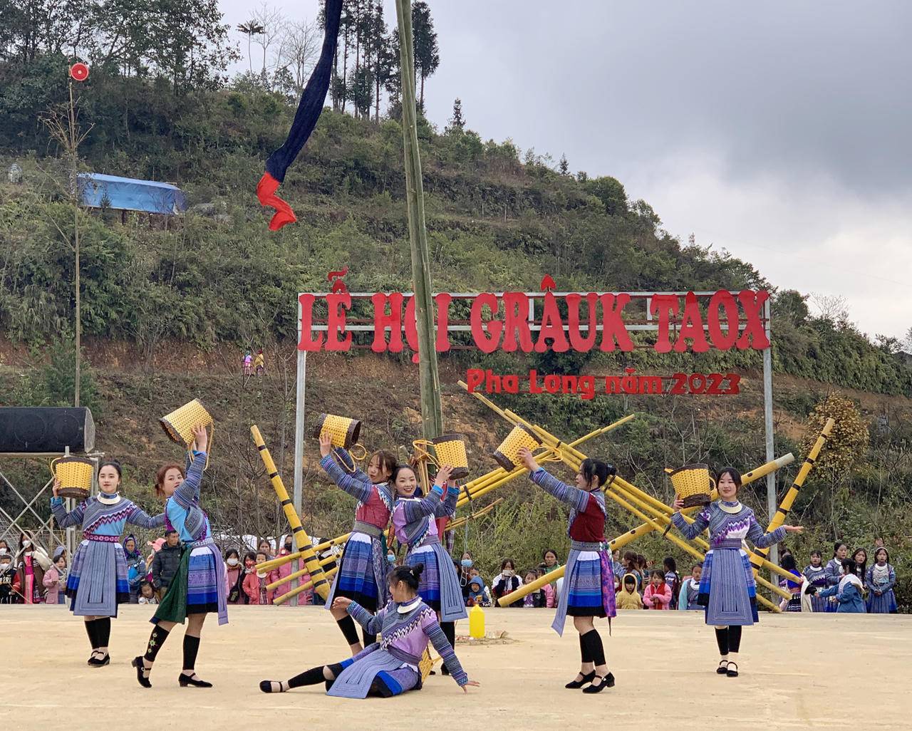 Người dân nô nức dự Lễ hội Gầu Tào