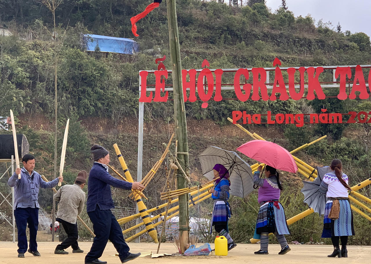 Người dân nô nức dự Lễ hội Gầu Tào