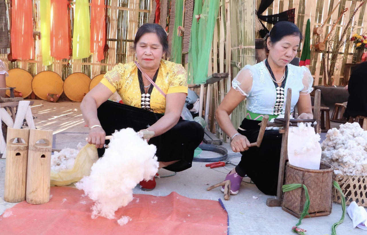 Xuân về bản Thái