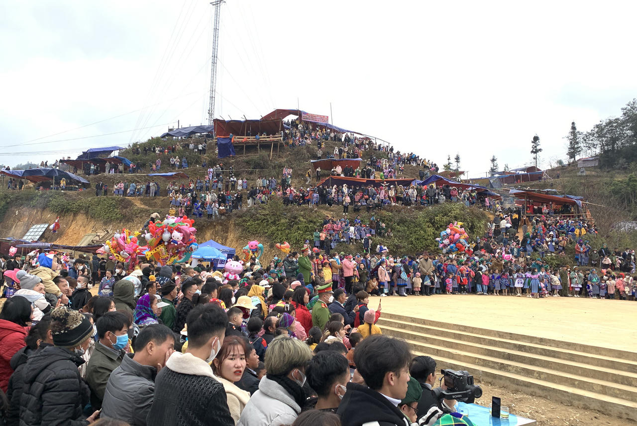 Người dân nô nức dự Lễ hội Gầu Tào