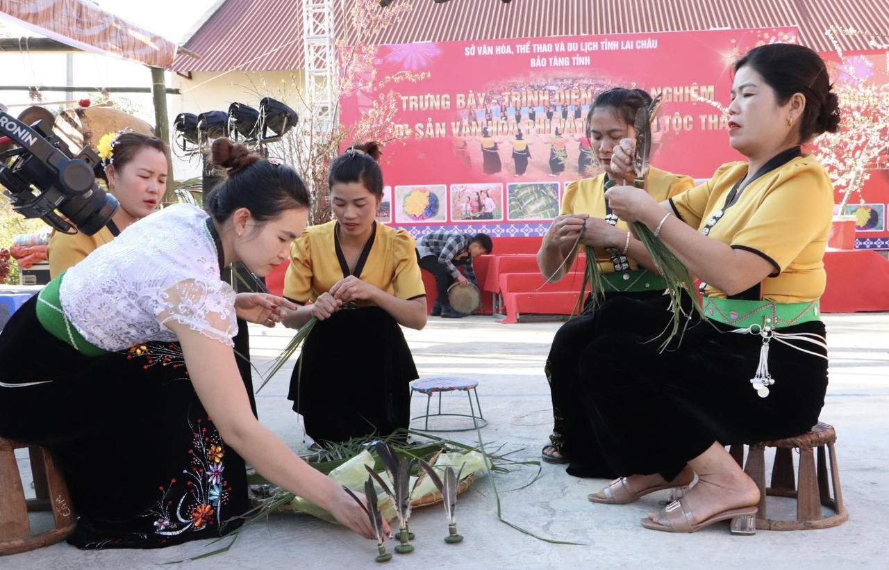 Xuân về bản Thái