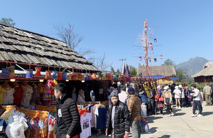 Khai mạc Lễ hội khèn hoa và Hội xuân mở cổng trời Fansipan 