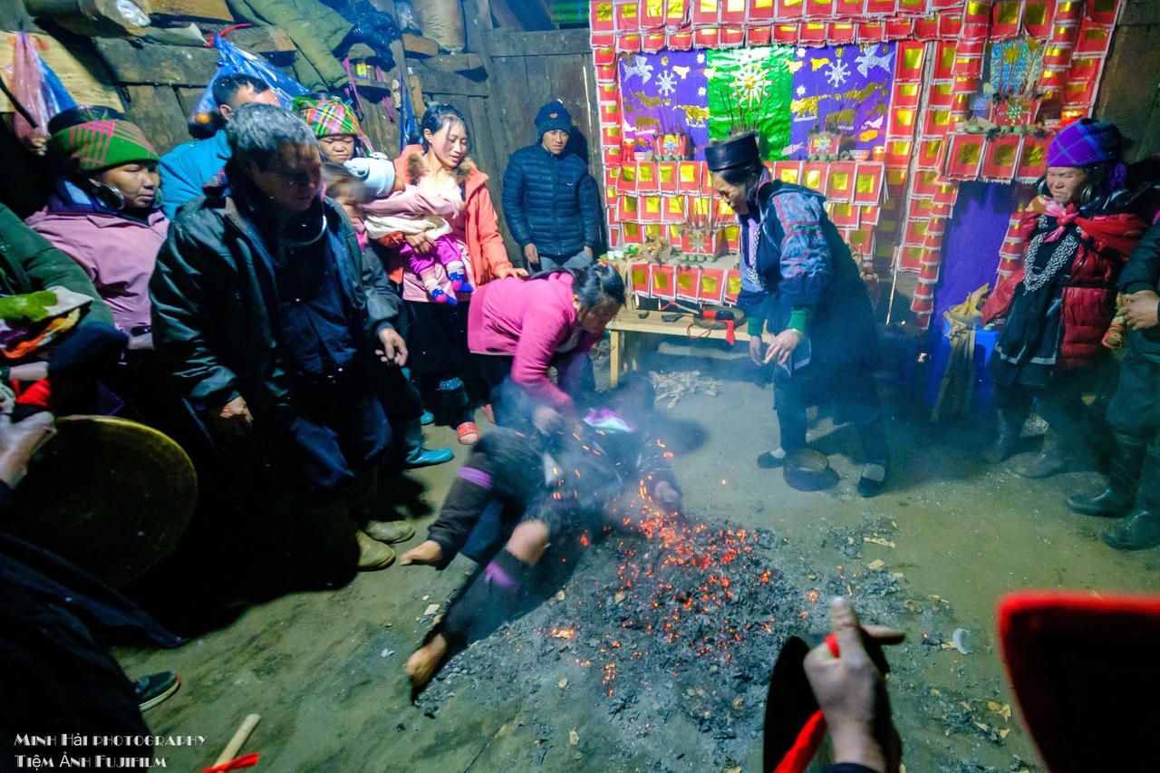 Độc đáo lễ cúng hết Tết của người H’Mông ở bản Sâu Chua, Sa pa.
