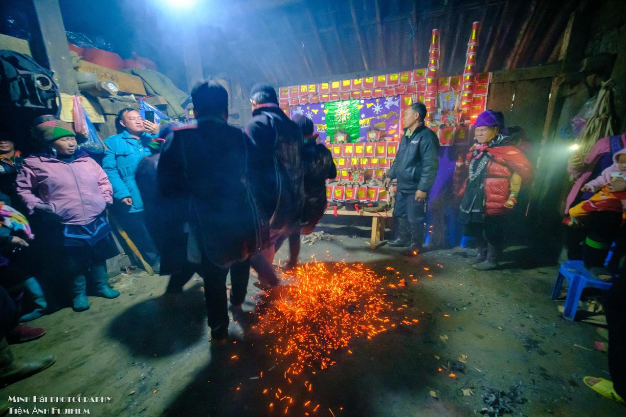 Độc đáo lễ cúng hết Tết của người H’Mông ở bản Sâu Chua, Sa pa.