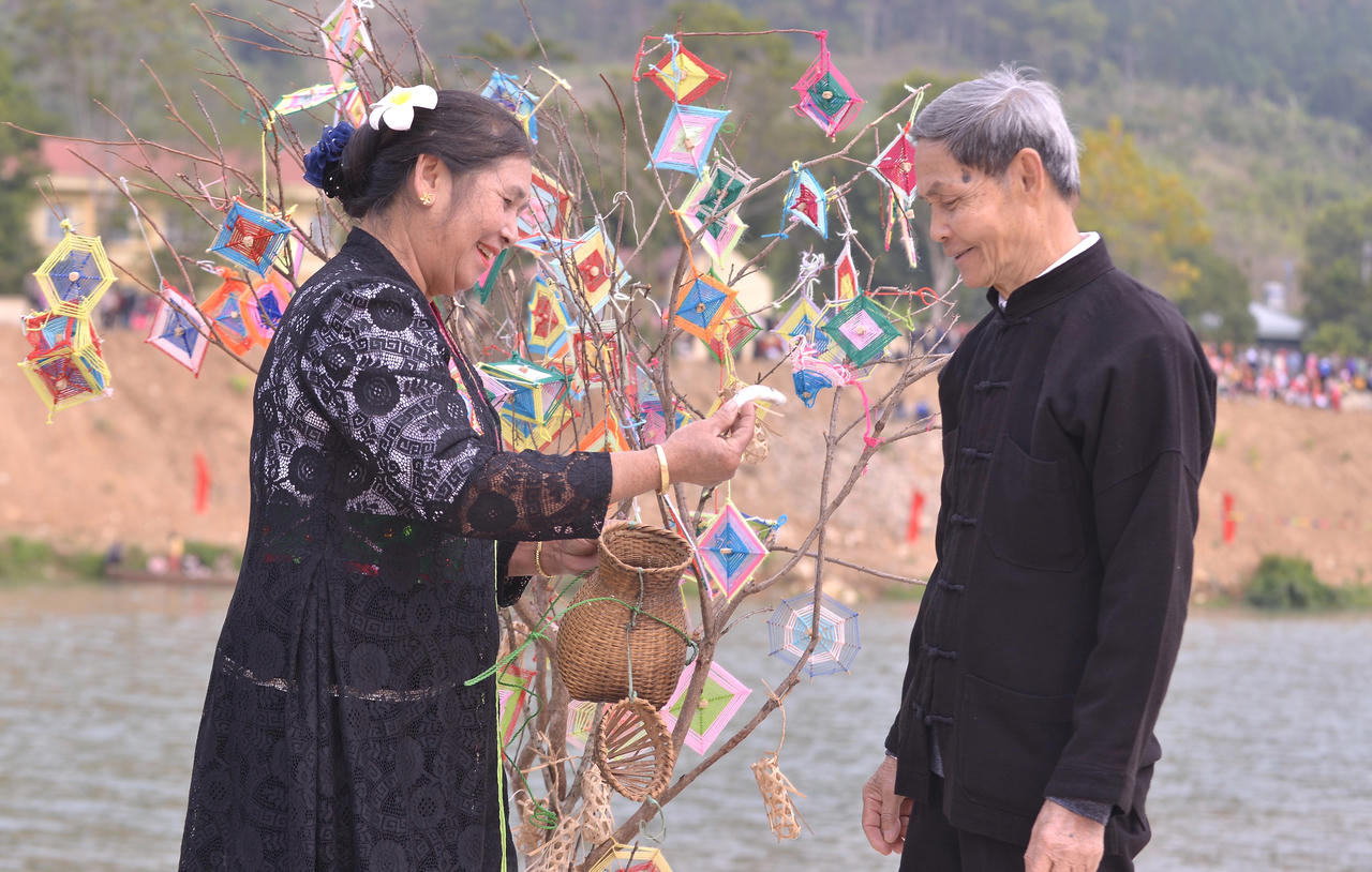 Ngày xuân về Pa So xem hội Đua thuyền đuôi én Pa So