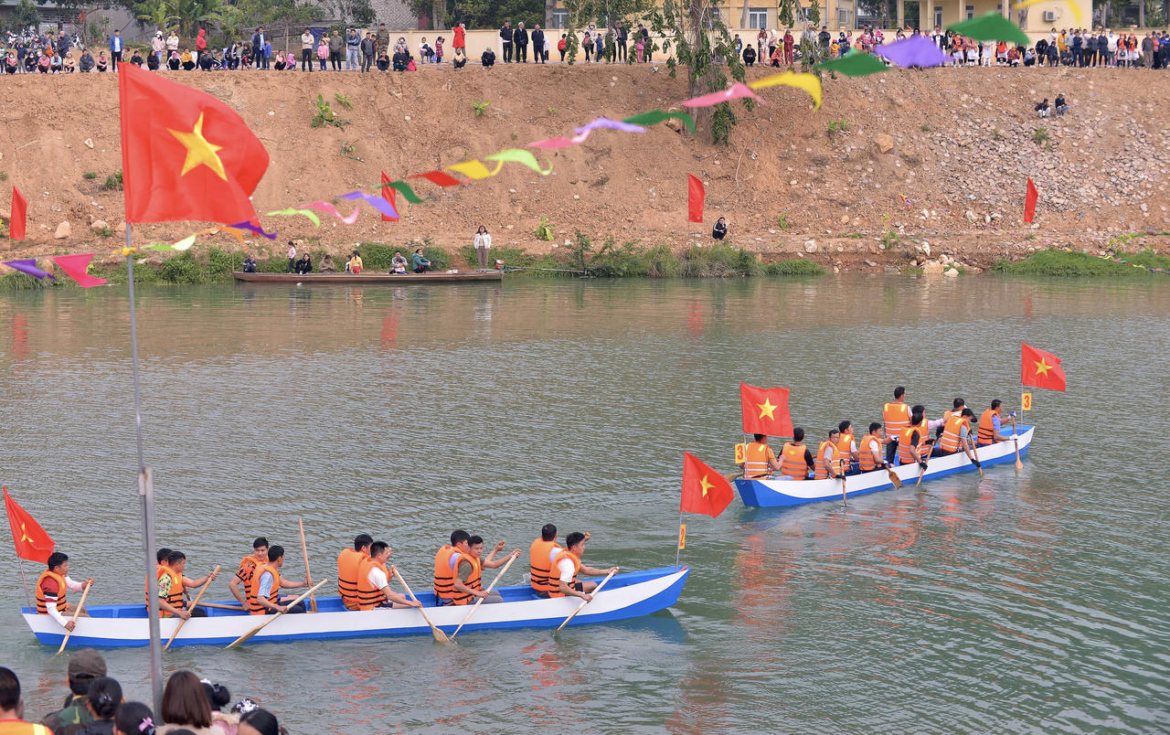 Ngày xuân về Pa So xem hội Đua thuyền đuôi én Pa So