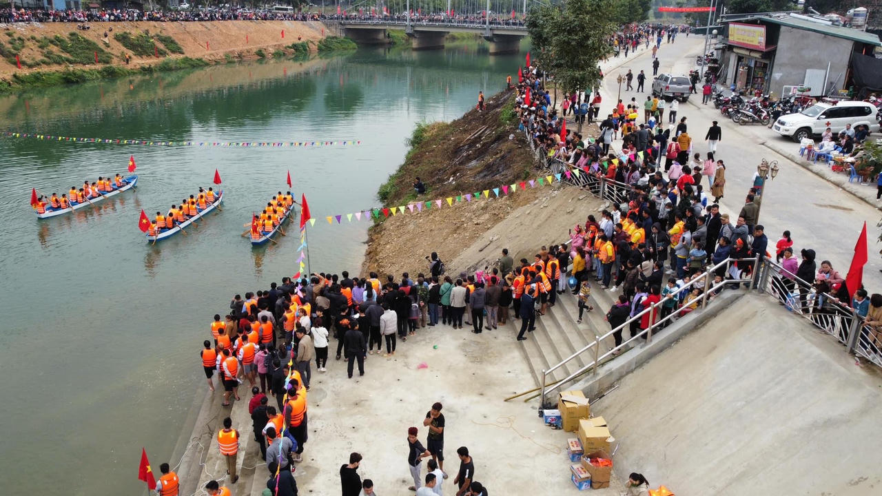 Ngày xuân về Pa So xem hội Đua thuyền đuôi én Pa So