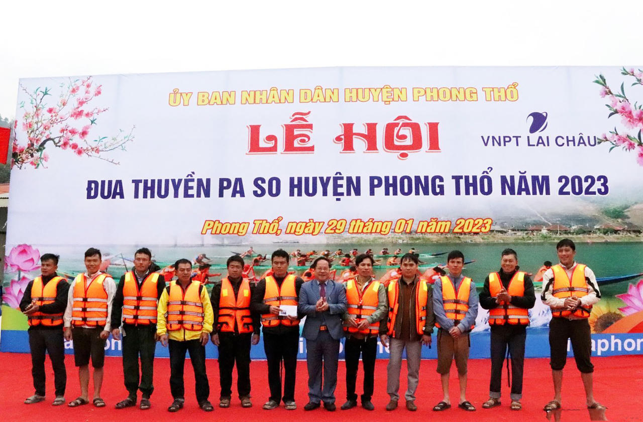 Ngày xuân về Pa So xem hội Đua thuyền đuôi én Pa So