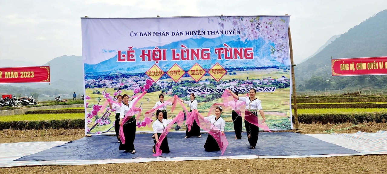 Rộn ràng lễ hội “Lùng Tùng” của dân tộc Thái huyện Than Uyên 