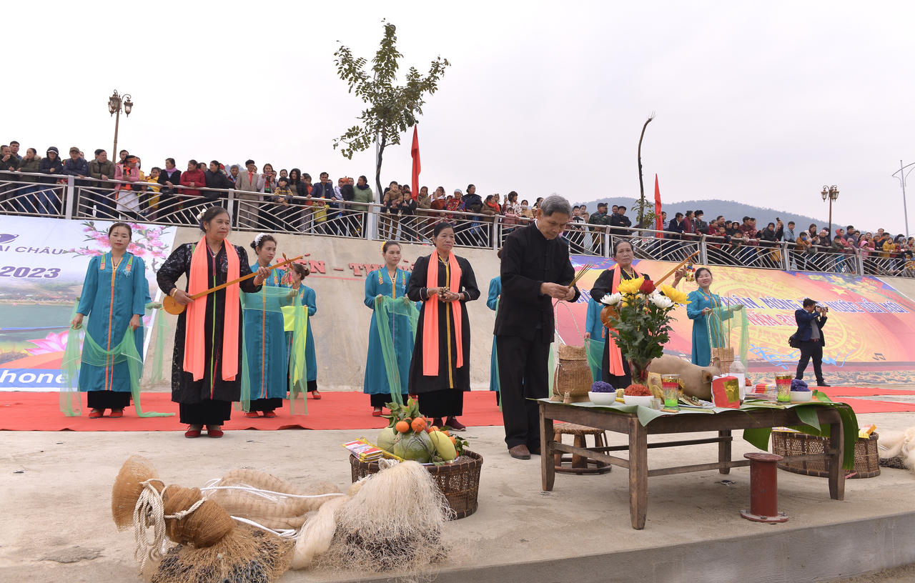 Ngày xuân về Pa So xem hội Đua thuyền đuôi én Pa So