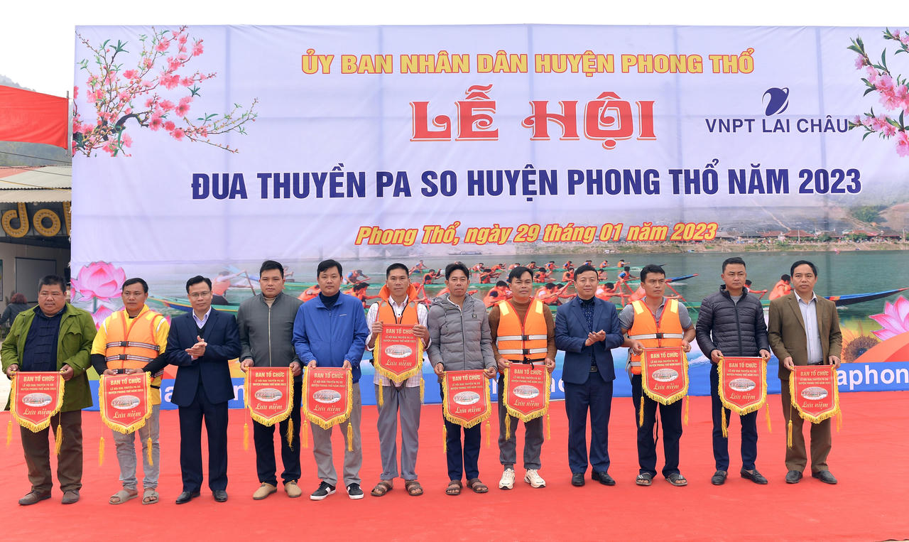 Ngày xuân về Pa So xem hội Đua thuyền đuôi én Pa So