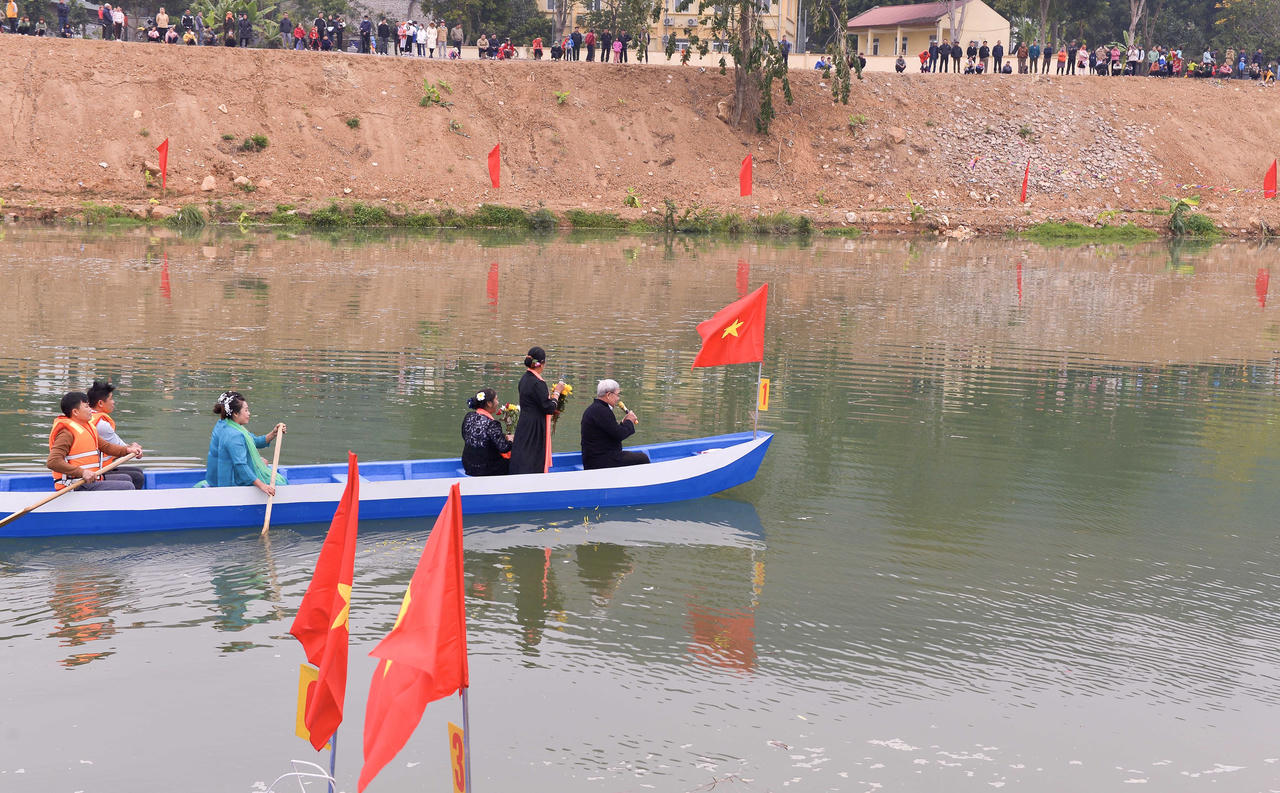Ngày xuân về Pa So xem hội Đua thuyền đuôi én Pa So