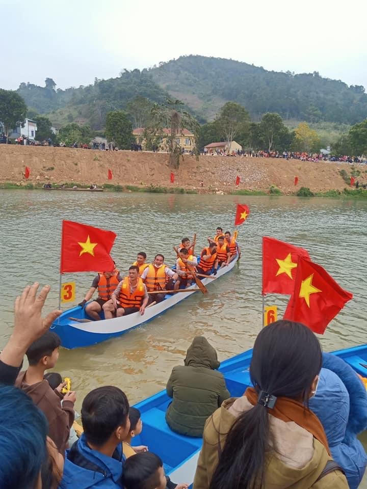 Ngày xuân về Pa So xem hội Đua thuyền đuôi én Pa So
