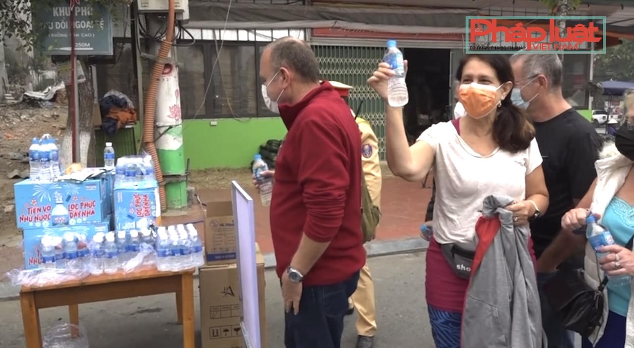 Đội CSGT Lào Cai phát khẩu trang và nước uống miễn phí cho người dân dịp Lễ 