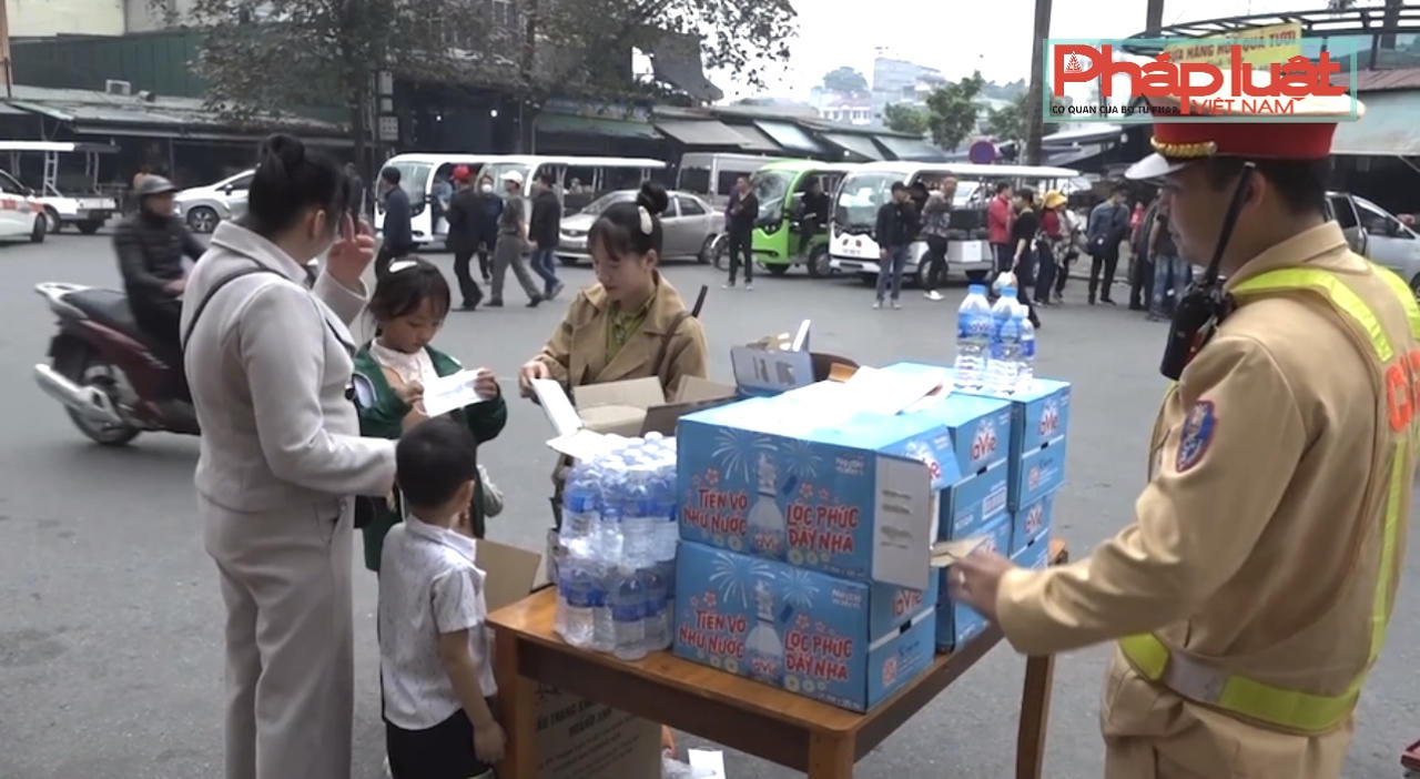 Đội CSGT Lào Cai phát khẩu trang và nước uống miễn phí cho người dân dịp Lễ 
