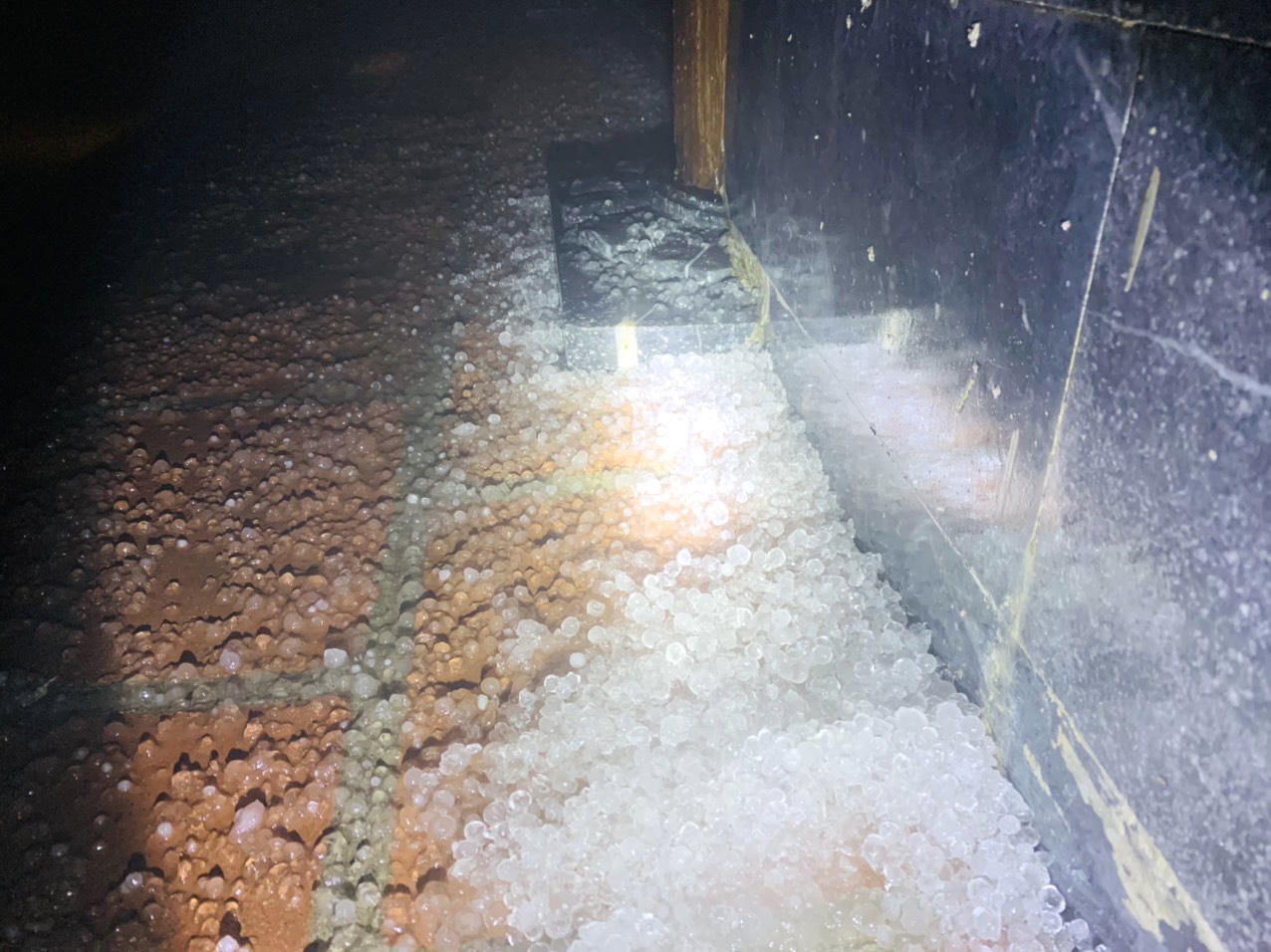 Mưa đá phủ trắng đỉnh Fansipan