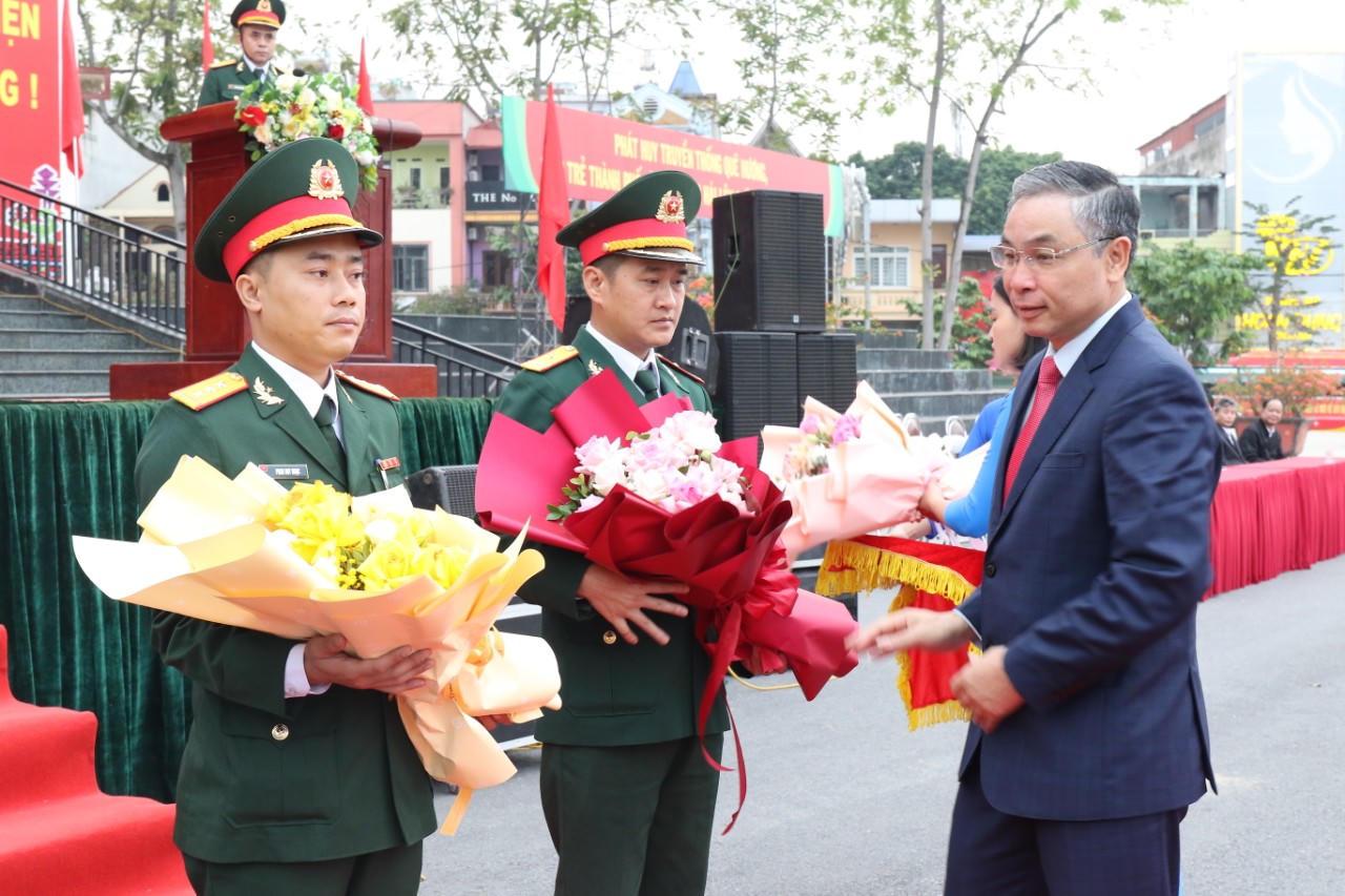 Thanh niên từ miền núi phía Bắc đến vùng biển phía Nam nô nức nhập ngũ