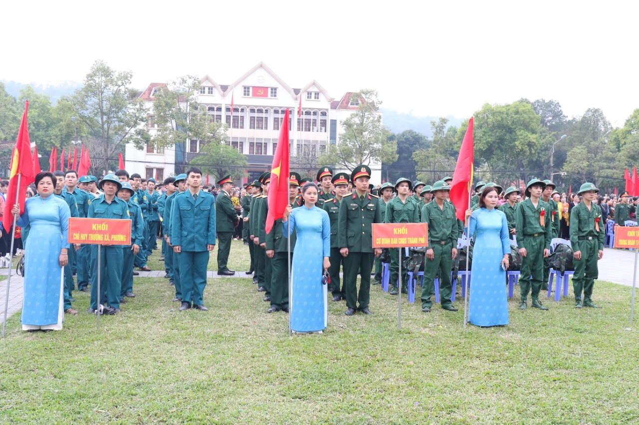 Thanh niên từ miền núi phía Bắc đến vùng biển phía Nam nô nức nhập ngũ