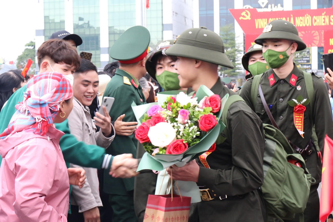 Thanh niên từ miền núi phía Bắc đến vùng biển phía Nam nô nức nhập ngũ