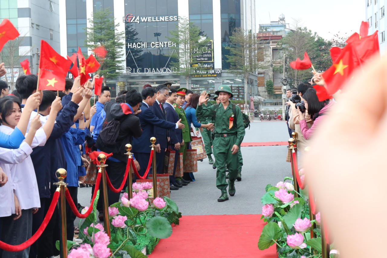 Thanh niên từ miền núi phía Bắc đến vùng biển phía Nam nô nức nhập ngũ