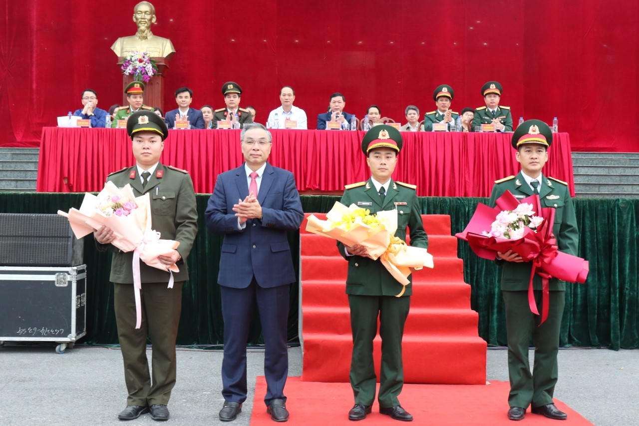 Thanh niên từ miền núi phía Bắc đến vùng biển phía Nam nô nức nhập ngũ