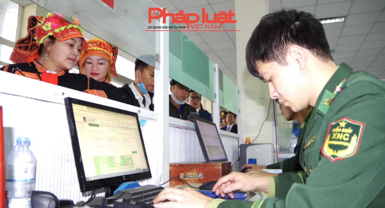 Chào đón những cư dân đầu tiên xuất - nhập cảnh qua Cửa khẩu Ma Lù Thàng sau 3 năm dịch COVID-19