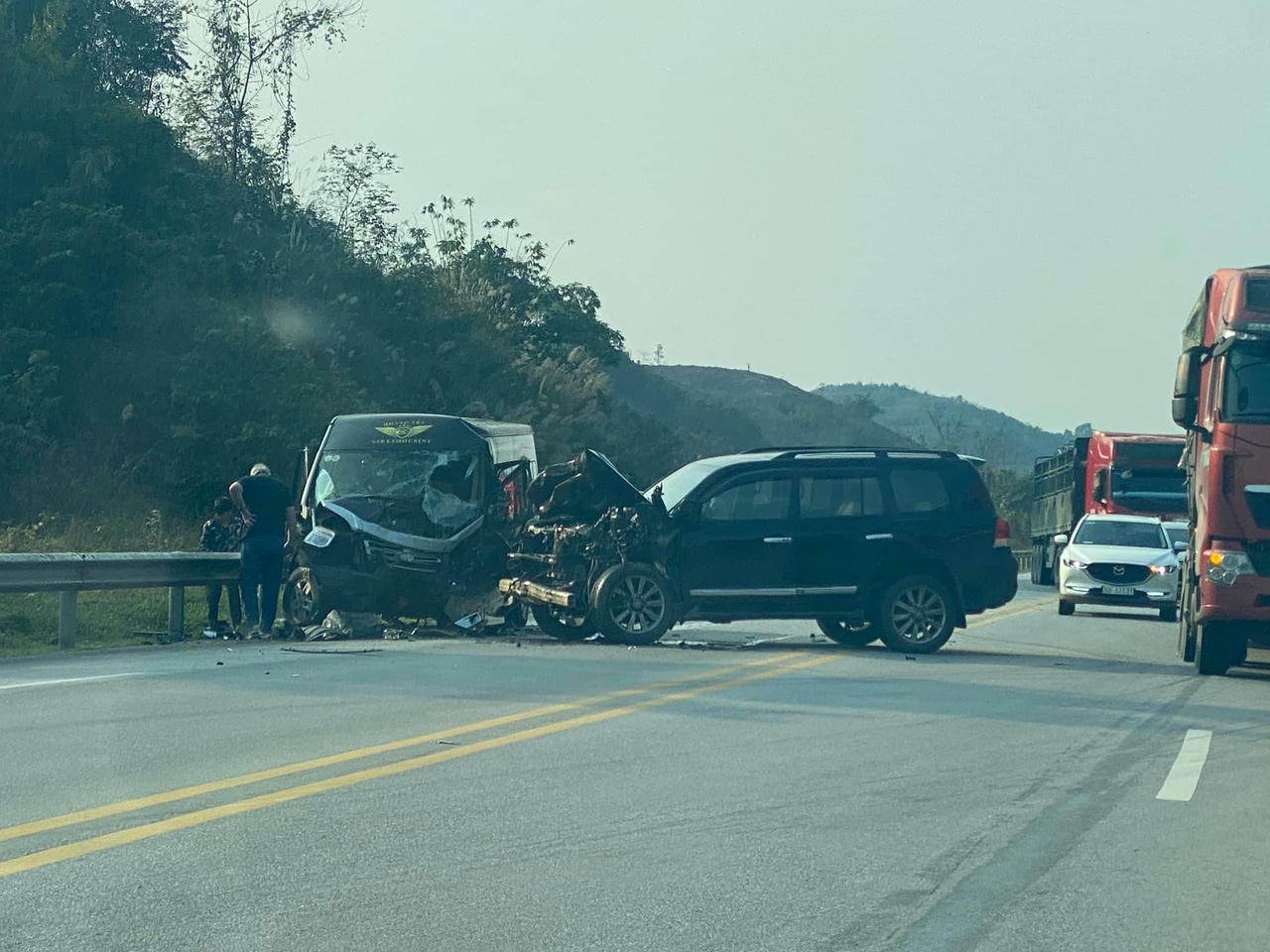 Va chạm ô tô trên cao tốc Nội Bài-Lào Cai, 4 người bị thương